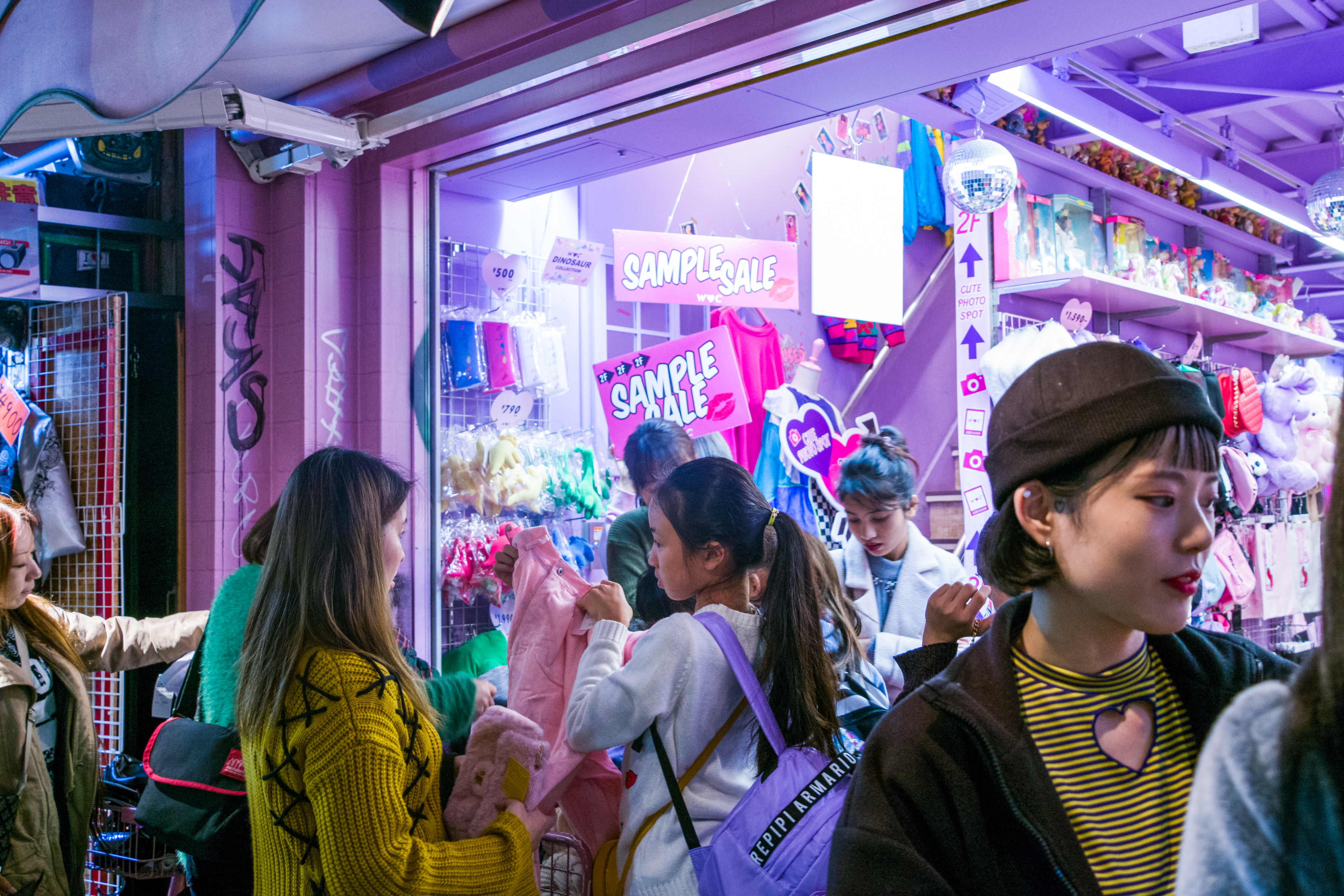 Leica Vario-Elmar-T 18-56mm f/3.5-5.6 ASPH Lens reviewed by Master Photographer Oz Yilmaz examines the specs, features and hands-on review of Leica TL lens.