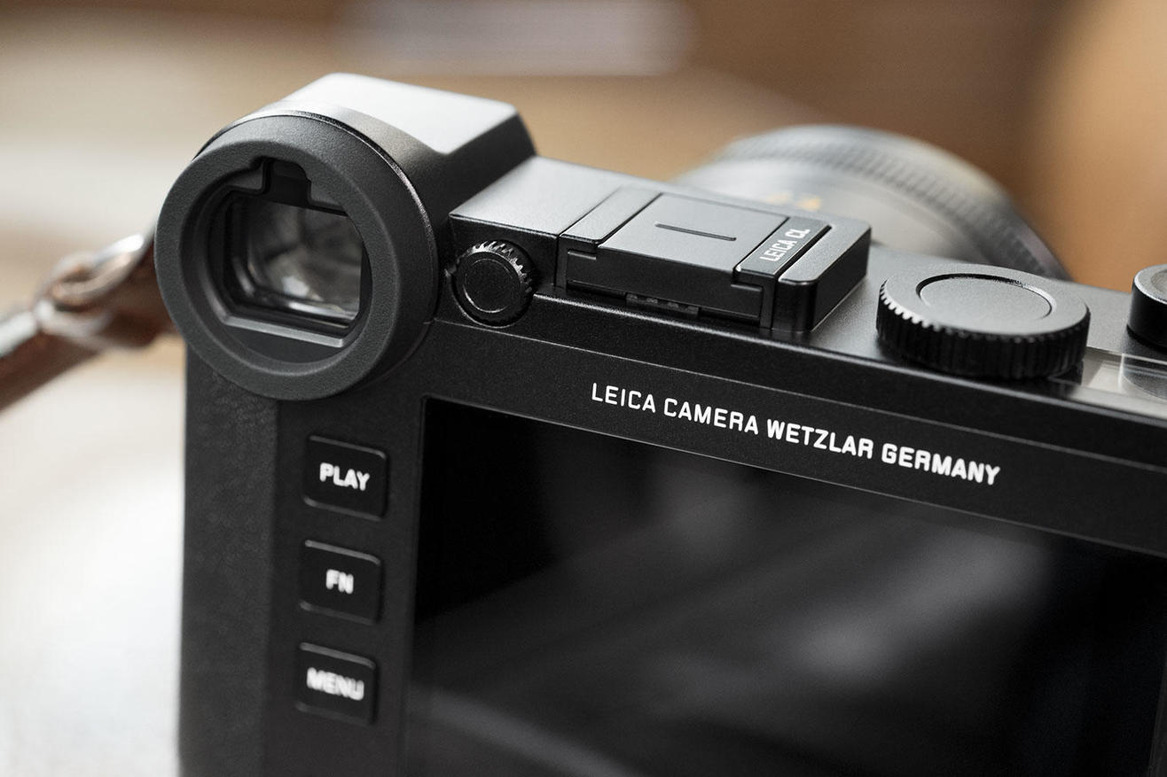 Leica CL Camera Review - Leica Review - Reviewed by Oz Yilmaz